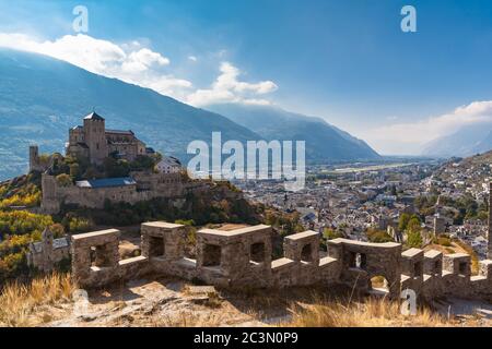 Vue aérienne de la vieille ville de Sion et de la basilique de la Valère depuis le château de Tourbillon par une journée ensoleillée, canton du Valais, Suisse Banque D'Images