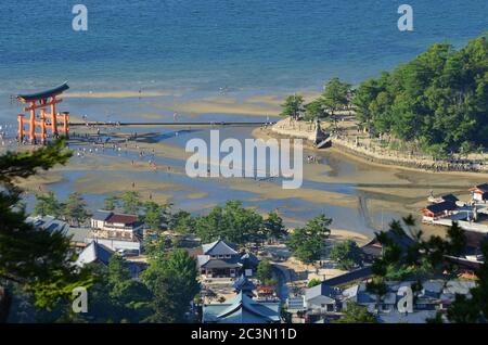 Vue aérienne vers la célèbre porte Torii flottante d'Itsukushima sur l'île de Miyajima, au Japon Banque D'Images