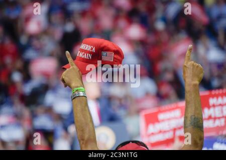 Tulsa, Oklahoma, États-Unis. 20 juin 2020. TULSA, Oklahoma, États-Unis. - 20 juin 2020 : CHAPEAU DE MAGA. Crédit: albert halim/Alay Live News Banque D'Images