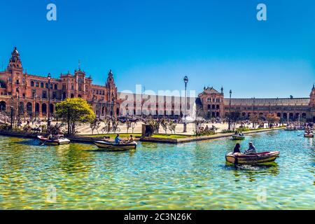 Les gens font du bateau dans la fontaine autour du pavillon de la Plaza de España dans le Parque de María Luisa, Séville, Espagne Banque D'Images