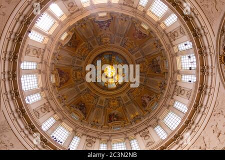 Berlin, Allemagne - 20 avril 2019 - vue imprenable sur le toit de la cathédrale de Berlin avec une belle peinture et sculpture de relief, Berlin, allemand Banque D'Images