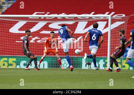 Cardiff, Royaume-Uni. 21 juin 2020. Robert Glatzel de Cardiff (9) tire et marque ses équipes 2ème but. Match de championnat EFL Skybet, Cardiff City et Leeds Utd au stade de Cardiff City le dimanche 21 juin 2020. Cette image ne peut être utilisée qu'à des fins éditoriales. Usage éditorial uniquement, licence requise pour un usage commercial. Aucune utilisation dans les Paris, les jeux ou les publications d'un seul club/ligue/joueur. photo par Andrew Orchard/Andrew Orchard sports Photography/Alamy Live News crédit: Andrew Orchard sports Photography/Alamy Live News Banque D'Images