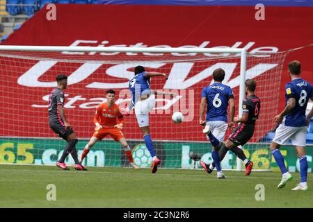Cardiff, Royaume-Uni. 21 juin 2020. Robert Glatzel de Cardiff (9) tire et marque ses équipes 2ème but. Match de championnat EFL Skybet, Cardiff City et Leeds Utd au stade de Cardiff City le dimanche 21 juin 2020. Cette image ne peut être utilisée qu'à des fins éditoriales. Usage éditorial uniquement, licence requise pour un usage commercial. Aucune utilisation dans les Paris, les jeux ou les publications d'un seul club/ligue/joueur. photo par Andrew Orchard/Andrew Orchard sports Photography/Alamy Live News crédit: Andrew Orchard sports Photography/Alamy Live News Banque D'Images