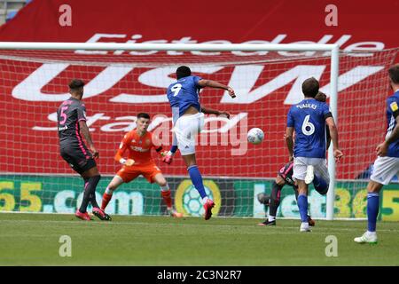 Cardiff, Royaume-Uni. 21 juin 2020. Robert Glatzel de Cardiff (9) tire et marque ses équipes 2ème but. Match de championnat EFL Skybet, Cardiff City et Leeds Utd au stade de Cardiff City le dimanche 21 juin 2020. Cette image ne peut être utilisée qu'à des fins éditoriales. Usage éditorial uniquement, licence requise pour un usage commercial. Aucune utilisation dans les Paris, les jeux ou les publications d'un seul club/ligue/joueur. photo par Andrew Orchard/Andrew Orchard sports Photography/Alamy Live News crédit: Andrew Orchard sports Photography/Alamy Live News Banque D'Images