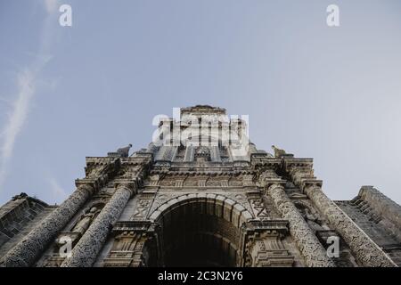 Gros plan à angle bas de l'église San Miguel à Jerez Espagne Banque D'Images