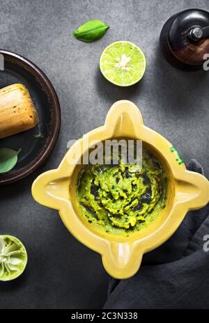 Trempez l'avocat avec de l'huile d'olive de basilic Banque D'Images