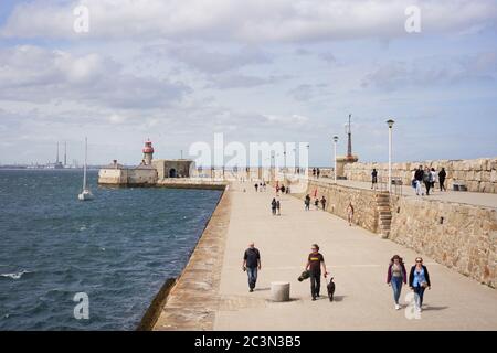 Les gens qui apprécient une promenade le long de l'embarcadère Dun Laoghaire dans la ville de Dublin, en Irlande. Banque D'Images