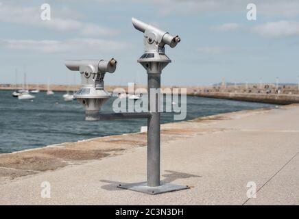 Des jumelles sur le quai Dun Laoghaire à Dublin, en Irlande. Banque D'Images