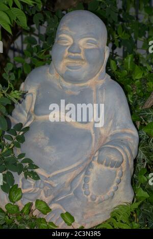 statue de pierre zen d'un bouddha dans le jardin de relaxation ornemental Banque D'Images