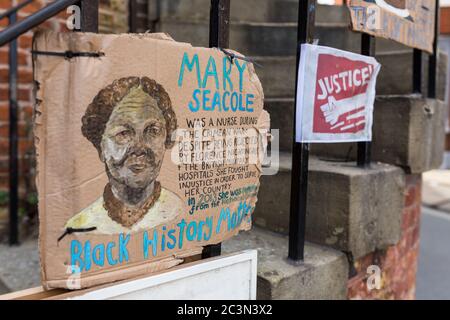 Woodbridge, Suffolk, Royaume-Uni juin 19 2020 : des panneaux de protestation BLM faits maison ont été fixés à l'hôtel de ville dans le centre de Woodbridge pour montrer la ville an Banque D'Images