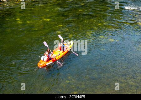 Canoéistes, canoë sur l'Ariège, Ariège, Pyrénées françaises, France Banque D'Images