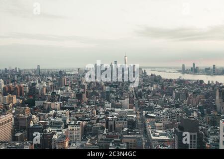 Vue panoramique à couper le souffle sur Manhattan, New York City Skyline juste après le coucher du soleil Banque D'Images