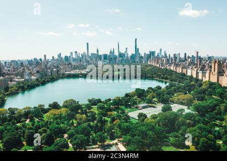 Vers septembre 2019 : vue spectaculaire sur Central Park à Manhattan avec de beaux arbres verts et Skyline de New York Banque D'Images