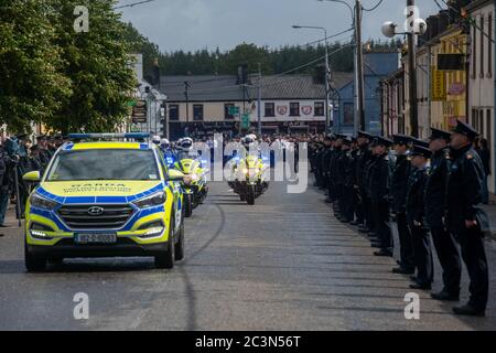 Charlestown, Co Mayo, Irlande. 21 juin 2020. Le détective Garda Colm Horkan a été mis au repos aujourd'hui avec des milliers de personnes qui ont payé leur respect à la Garda assassinée. Stuart Silver, 44 ans, reste en détention pour suspicion de meurtre de Garda Horkan. Crédit : Actualités en direct Eoin Healy/Alay Banque D'Images