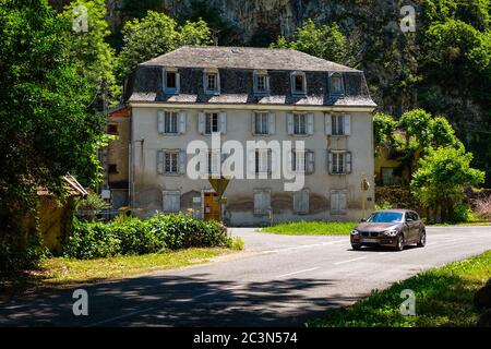 Grande ancienne maison française avec volets et fenêtres mansardées, Ornolac, Usssat les bains, Ariège, Pyrénées françaises, Pyrénées, France Banque D'Images