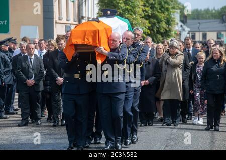 Charlestown, Co Mayo, Irlande. 21 juin 2020. Le détective Garda Colm Horkan a été mis au repos aujourd'hui avec des milliers de personnes qui ont payé leur respect à la Garda assassinée. Stuart Silver, 44 ans, reste en détention pour suspicion de meurtre de Garda Horkan. Crédit : Actualités en direct Eoin Healy/Alay Banque D'Images