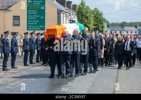 Charlestown, Co Mayo, Irlande. 21 juin 2020. Le détective Garda Colm Horkan a été mis au repos aujourd'hui avec des milliers de personnes qui ont payé leur respect à la Garda assassinée. Stuart Silver, 44 ans, reste en détention pour suspicion de meurtre de Garda Horkan. Crédit : Actualités en direct Eoin Healy/Alay Banque D'Images