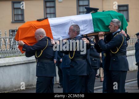 Charlestown, Co Mayo, Irlande. 21 juin 2020. Le détective Garda Colm Horkan a été mis au repos aujourd'hui avec des milliers de personnes qui ont payé leur respect à la Garda assassinée. Stuart Silver, 44 ans, reste en détention pour suspicion de meurtre de Garda Horkan. Crédit : Actualités en direct Eoin Healy/Alay Banque D'Images