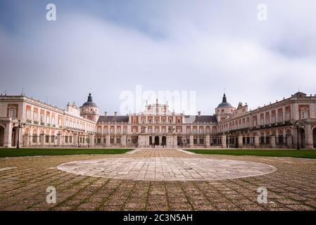 Cour du Palais Royal d'Aranjuez, résidence officielle du Roi d'Espagne dans la région de Madrid. Banque D'Images