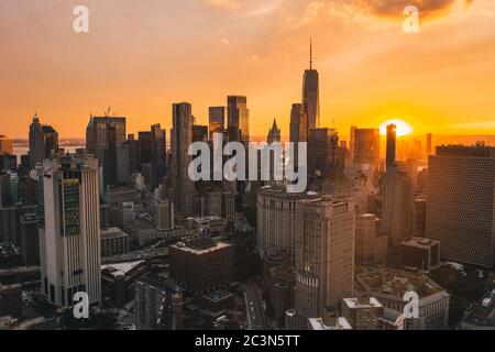 Uptown Manhattan dans Golden Hour Sunset Light avec Skyline de gratte-ciels Drone Shot Banque D'Images