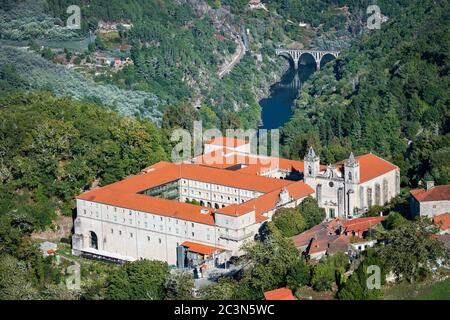 Vue aérienne de Santo Estevo de Ribas de Sil, monastère bénédictin de la province d'Ourense en Galice, construit entre le XIIe et le XVIIIe siècles. Banque D'Images