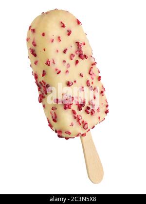 Barre de glace au chocolat blanc avec chips de framboise sur un bâtonnet Banque D'Images