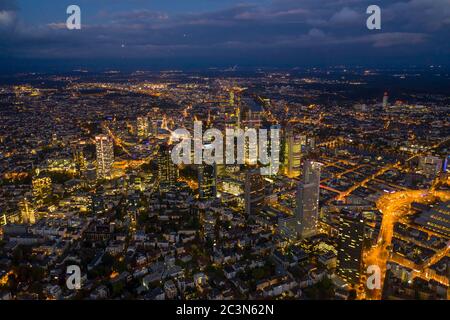 Vers novembre 2019 : vue aérienne incroyable sur Francfort-sur-le-main, Allemagne Skyline de nuit avec lumières de la ville Banque D'Images