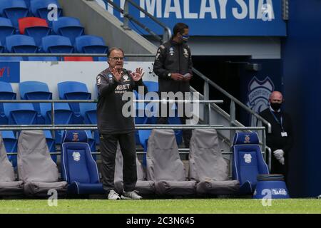 Cardiff, Royaume-Uni. 21 juin 2020. Marcelo Bielsa, le directeur/entraîneur-chef de Leeds United, regarde depuis le réseau de communication pendant le match de championnat de l'EFL Skybet, Cardiff City et Leeds Utd au stade de Cardiff City, le dimanche 21 juin 2020. Cette image ne peut être utilisée qu'à des fins éditoriales. Usage éditorial uniquement, licence requise pour un usage commercial. Aucune utilisation dans les Paris, les jeux ou les publications d'un seul club/ligue/joueur. photo par Andrew Orchard/Andrew Orchard sports Photography/Alamy Live News crédit: Andrew Orchard sports Photography/Alamy Live News Banque D'Images