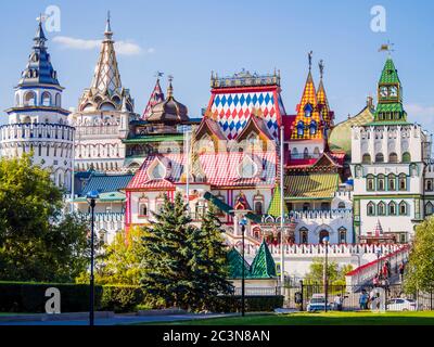 Vue imprenable sur les architectures colorées du Kremlin Izmailovsky, célèbre pour son marché de souvenirs, Moscou, Russie Banque D'Images