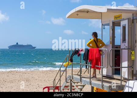 Bournemouth, Dorset, Royaume-Uni. 21 juin 2020. RNLI Lifesest de retour sur certaines plages de Bournemouth, alors que les températures s'élèveront en semaine pour une mini-vague de chaleur qui attirera la foule sur les plages. Les bateaux de croisière P&O Cruises sont ancrés dans la baie en raison du coronavirus Covid 19. RNLI Lifeguard garde garde la garde au kiosque Lifeguard en service. Crédit : Carolyn Jenkins/Alay Live News Banque D'Images