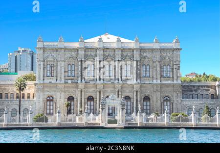 Istanbul, Turquie, palais Dolmabahce. Le palais a été commandé par le 31e sultan de l'Empire ottoman, Abdulmecid I, et construit à 1843. Banque D'Images