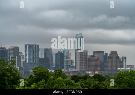 Vue sur les principaux bâtiments d'Austin Texas dans la ligne d'horizon avec Storm passant Banque D'Images