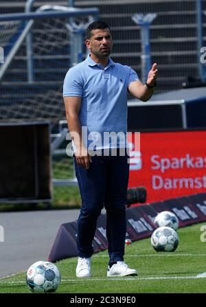 Darmstadt, Allemagne. 21 juin 2020. Football: 2ème Bundesliga, Darmstadt 98 - SV Wehen Wiesbaden, 33ème jour de match l'entraîneur Darmstadt Dimitrios Grammozis donne des instructions sur la touche. Crédit : Hasan Bratic/dpa - REMARQUE IMPORTANTE : Conformément aux règlements de la DFL Deutsche Fußball Liga et de la DFB Deutscher Fußball-Bund, il est interdit d'exploiter ou d'exploiter dans le stade et/ou à partir du jeu pris des photos sous forme d'images de séquence et/ou de séries de photos de type vidéo./dpa/Alay Live News Banque D'Images