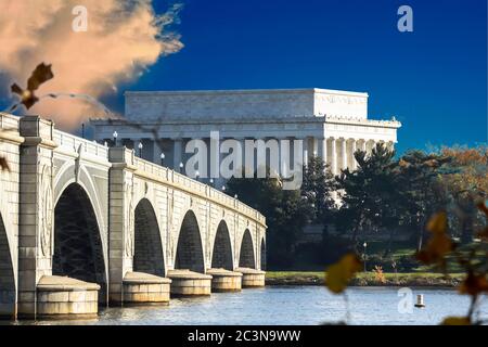 Le Lincoln Memorial et le Arlington Memorial Bridge s'étendent sur le fleuve Potomac jusqu'à Washington DC depuis le sentier Mount Vernon Banque D'Images