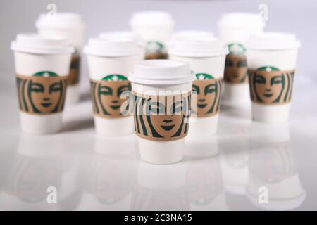 Tasses Starbucks - tasses Starbucks - tasses Starbucks - tasses Starbucks - tasses à emporter Starbucks sur une table blanche Banque D'Images