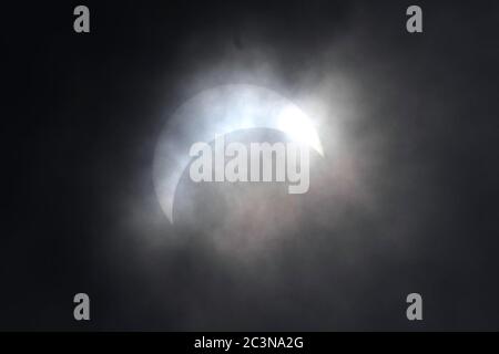 Kolkata, Inde. 21 juin 2020. éclipse solaire partielle vue à travers les nuages de mousson dans le ciel de Kolkata. (Photo de Ved Prakash/Pacific Press) Credit: Pacific Press Agency/Alay Live News Banque D'Images