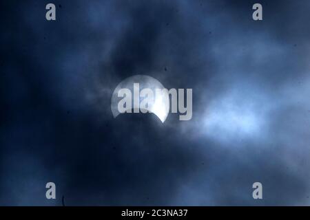 Kolkata, Inde. 21 juin 2020. éclipse solaire partielle vue à travers les nuages de mousson dans le ciel de Kolkata. (Photo de Ved Prakash/Pacific Press) Credit: Pacific Press Agency/Alay Live News Banque D'Images