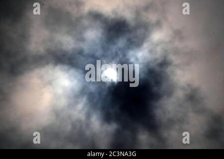 Kolkata, Inde. 21 juin 2020. éclipse solaire partielle vue à travers les nuages de mousson dans le ciel de Kolkata. (Photo de Ved Prakash/Pacific Press) Credit: Pacific Press Agency/Alay Live News Banque D'Images