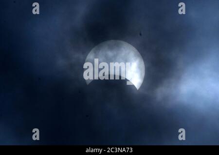 Kolkata, Inde. 21 juin 2020. éclipse solaire partielle vue à travers les nuages de mousson dans le ciel de Kolkata. (Photo de Ved Prakash/Pacific Press) Credit: Pacific Press Agency/Alay Live News Banque D'Images