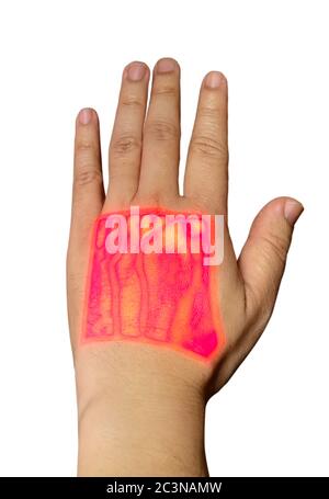 Viseur de veine infrarouge portable de la main gauche montrant la veine céphalique et la veine basilique pour le test d'échantillon sanguin. Masque. Banque D'Images