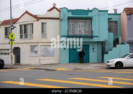 Il existe de nombreux styles de portes, escaliers et stoops pour les maisons à San Francisco, CA. Banque D'Images