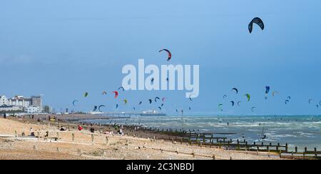 Brighton UK 21 juin 2020 - Kite Surfers Profitez de la brise parfaite et des conditions météorologiques ensoleillées à Goring by Sea près de Worthing aujourd'hui que les restrictions de verrouillage sont progressivement assouplies en Angleterre pendant la crise pandémique du coronavirus COVID-19 . La prévision est pour beaucoup plus chaud temps au cours de la semaine prochaine avec des températures atteignant 30 degrés dans certaines parties du Royaume-Uni : crédit Simon Dack / Alay Live News Banque D'Images