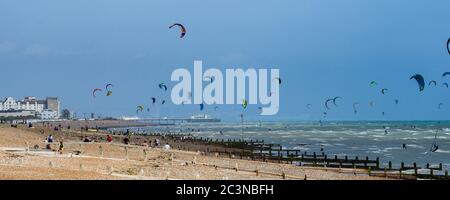 Brighton UK 21 juin 2020 - Kite Surfers Profitez de la brise parfaite et des conditions météorologiques ensoleillées à Goring by Sea près de Worthing aujourd'hui que les restrictions de verrouillage sont progressivement assouplies en Angleterre pendant la crise pandémique du coronavirus COVID-19 . La prévision est pour beaucoup plus chaud temps au cours de la semaine prochaine avec des températures atteignant 30 degrés dans certaines parties du Royaume-Uni : crédit Simon Dack / Alay Live News Banque D'Images