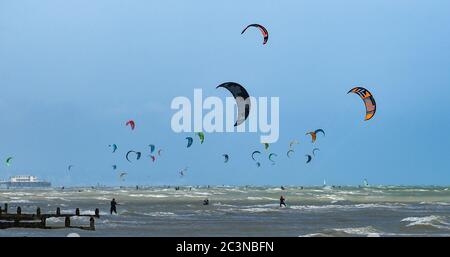 Brighton UK 21 juin 2020 - Kite Surfers Profitez de la brise parfaite et des conditions météorologiques ensoleillées à Goring by Sea près de Worthing aujourd'hui que les restrictions de verrouillage sont progressivement assouplies en Angleterre pendant la crise pandémique du coronavirus COVID-19 . La prévision est pour beaucoup plus chaud temps au cours de la semaine prochaine avec des températures atteignant 30 degrés dans certaines parties du Royaume-Uni : crédit Simon Dack / Alay Live News Banque D'Images