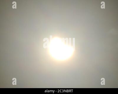 Manille, Philippines. 21 juin 2020. Les spectateurs de l'éclipse solaire à Manille Baywalk ont été abasourdis par un événement météorologique inhabituel pendant l'éclipse solaire annulaire : Pendant que l'éclipse se dépliait, une forte averse de pluie battait l'environnement chaud et humide de Manille et après la pluie, un arc-en-ciel spectaculaire autour du soleil appelé halo dessine une vue enchanteresse dans le ciel. (Photo de Sherbien Dacalanio/Pacific Press) crédit: Pacific Press Agency/Alay Live News Banque D'Images