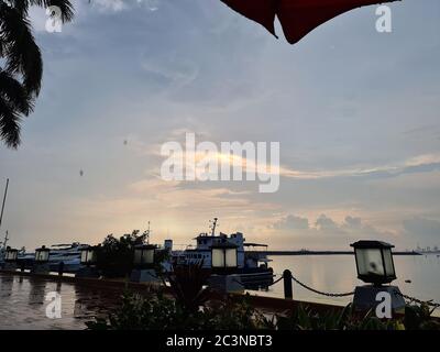 Manille, Philippines. 21 juin 2020. Les spectateurs de l'éclipse solaire à Manille Baywalk ont été abasourdis par un événement météorologique inhabituel pendant l'éclipse solaire annulaire : Pendant que l'éclipse se dépliait, une forte averse de pluie battait l'environnement chaud et humide de Manille et après la pluie, un arc-en-ciel spectaculaire autour du soleil appelé halo dessine une vue enchanteresse dans le ciel. (Photo de Sherbien Dacalanio/Pacific Press) crédit: Pacific Press Agency/Alay Live News Banque D'Images