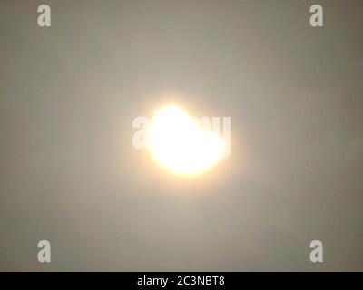 Manille, Philippines. 21 juin 2020. Les spectateurs de l'éclipse solaire à Manille Baywalk ont été abasourdis par un événement météorologique inhabituel pendant l'éclipse solaire annulaire : Pendant que l'éclipse se dépliait, une forte averse de pluie battait l'environnement chaud et humide de Manille et après la pluie, un arc-en-ciel spectaculaire autour du soleil appelé halo dessine une vue enchanteresse dans le ciel. (Photo de Sherbien Dacalanio/Pacific Press) crédit: Pacific Press Agency/Alay Live News Banque D'Images