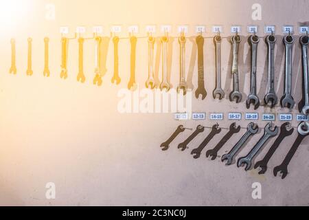 jeu de clés en acier inoxydable ou de clés à accrocher à l'ancien mur. Banque D'Images