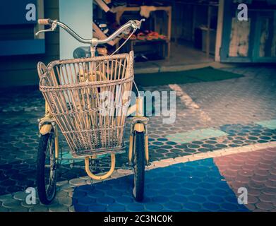 Vieux vélo rétro Mini avec trois roues et panier. Banque D'Images