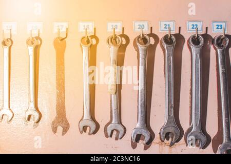 jeu de clés en acier inoxydable ou de clés à accrocher à l'ancien mur. Banque D'Images